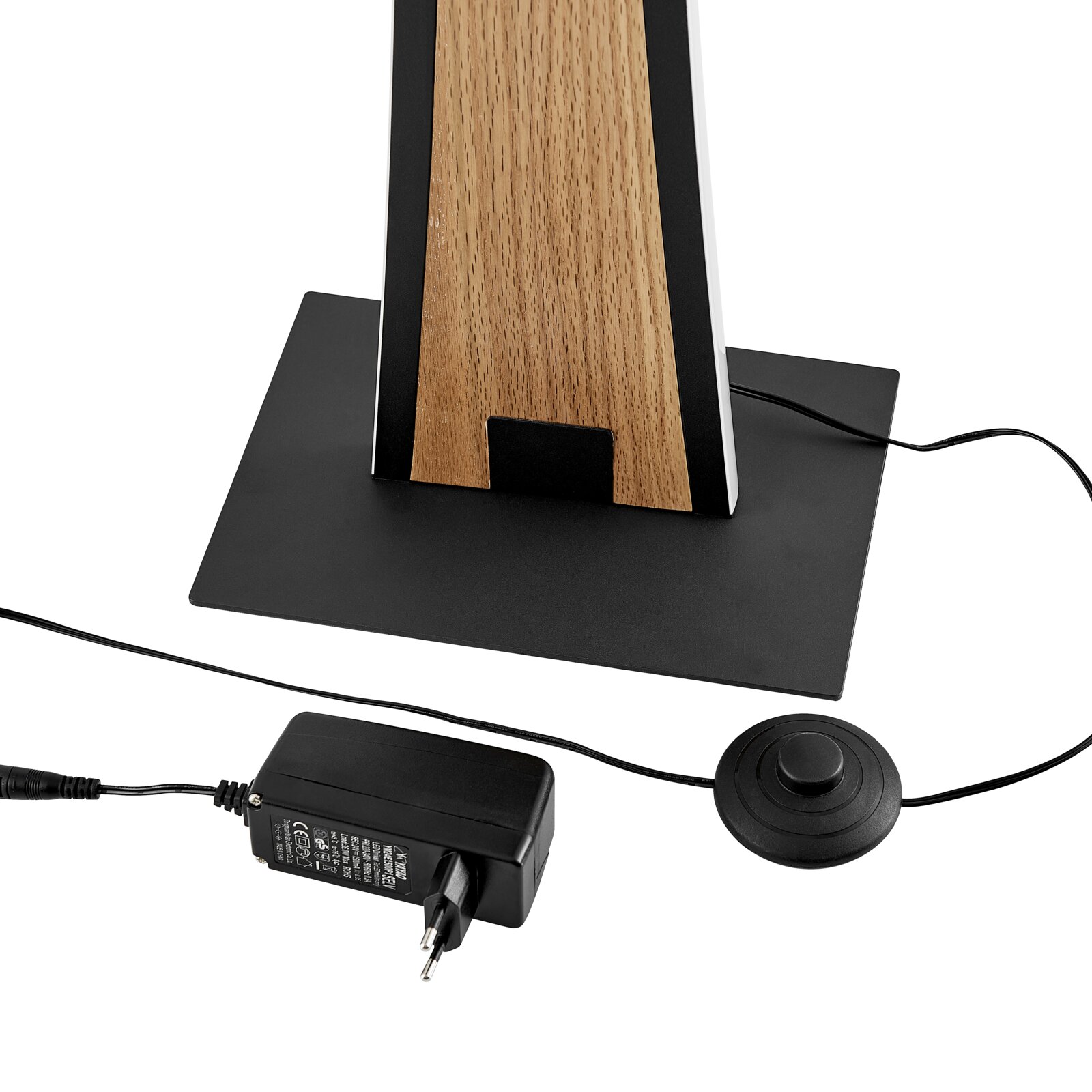 Schwarze Tischlampe mit Holzpaneel auf rechteckigem Metallfuß, mit Kabel, Fußschalter und Netzteil, in Frontansicht leicht von oben