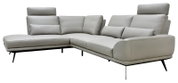 Moderne lichtgrijze leren hoekbank met chaise longue, verstelbare hoofdsteunen, sierkussens en slanke zwarte poten, schuin van voren afgebeeld