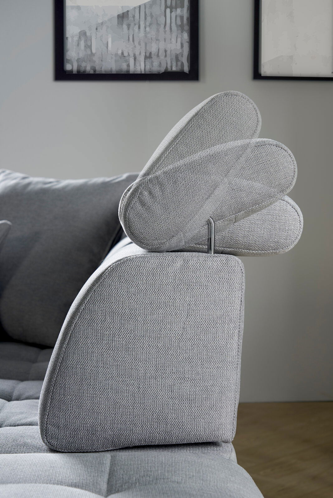 Graues Sofa mit verstellbarer Kopfstütze, Seitenansicht
