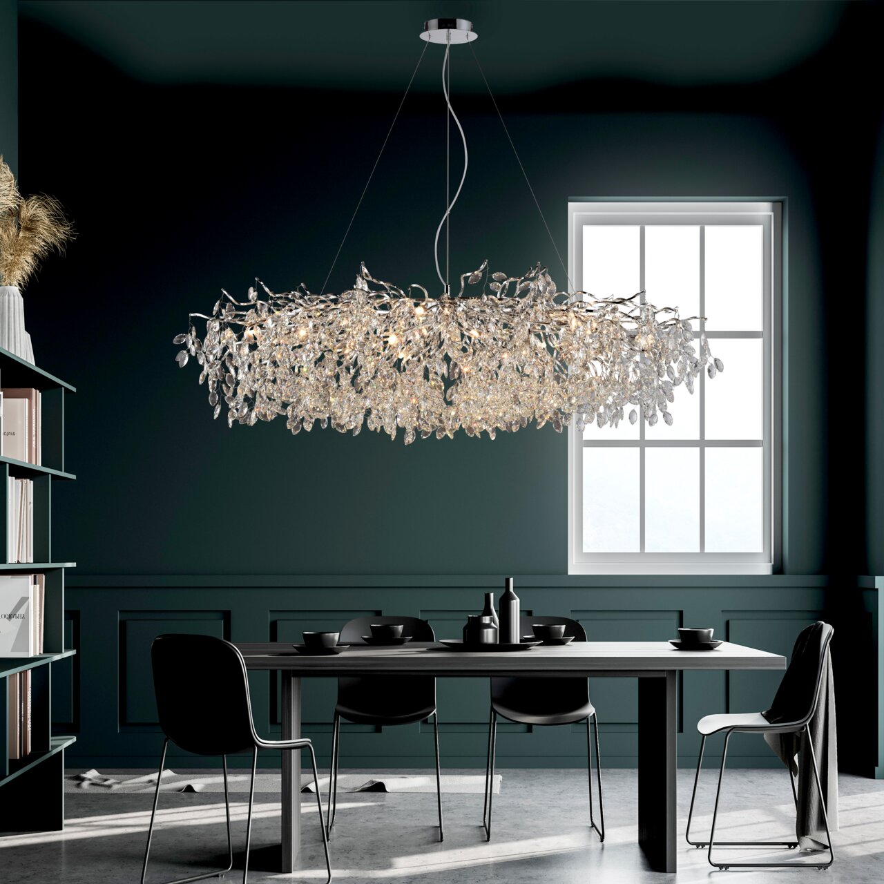 Moderner Kronleuchter RICICLE mit funkelnden Kristallen, hängend über einem stilvollen Esstisch in einem elegant eingerichteten Raum, seitliche Perspektive.