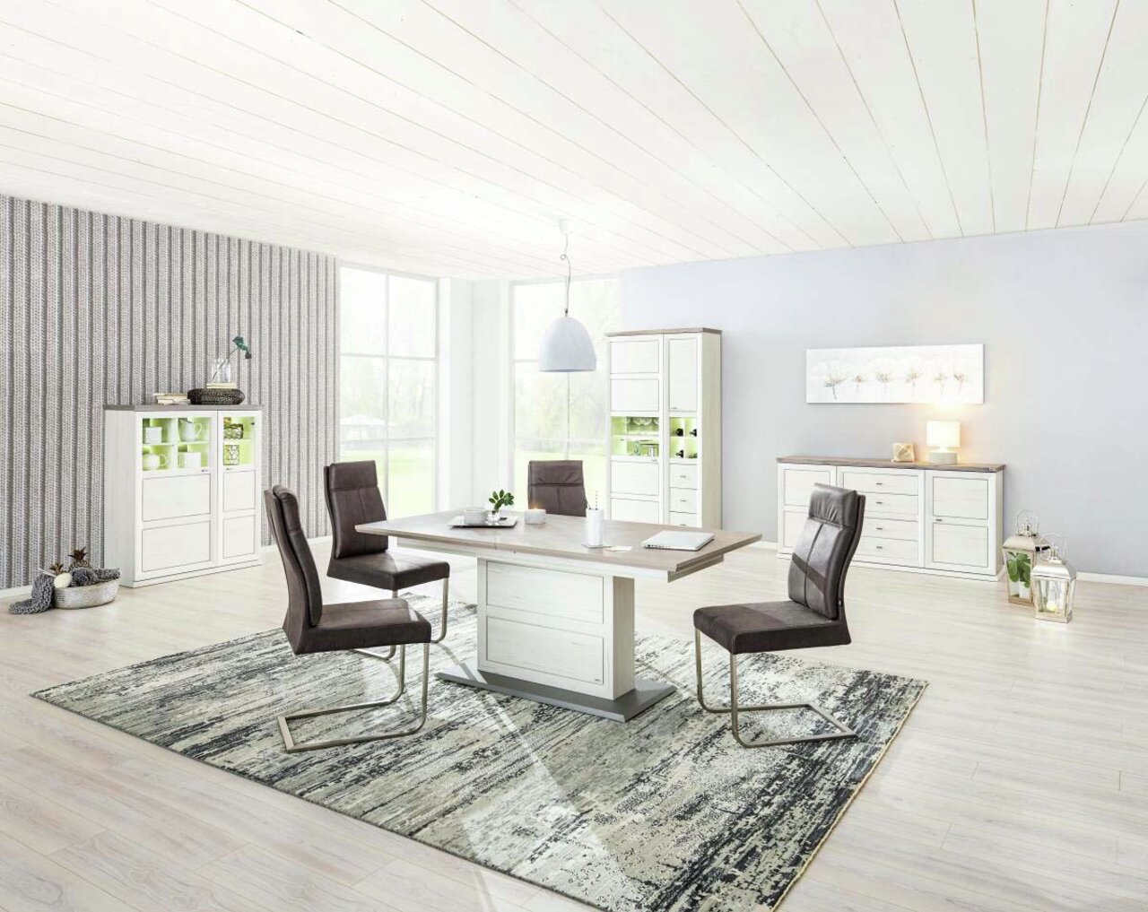 Hom´in Vitrine CAMRON Moderne Vitrine CAMRON in einem hellen Wohnzimmer, seitliche Perspektive