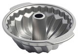 Silberne Gugelhupfform aus Metall, schräg von oben fotografiert.