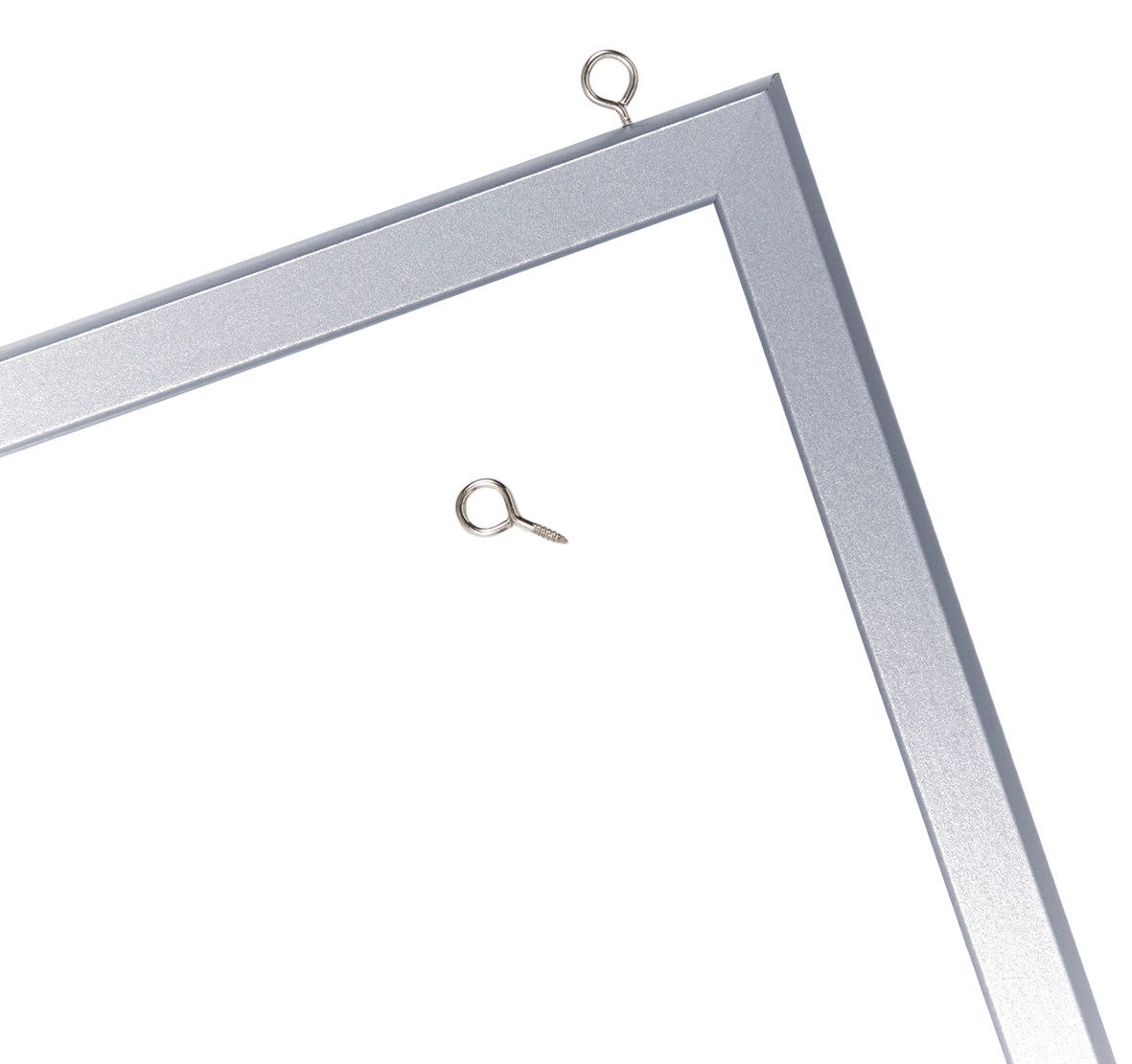 Nahaufnahme einer silbernen Magnet-Schreibtafel mit Metallrahmen, von oben betrachtet, mit zwei Ösenschrauben.