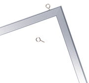 Nahaufnahme einer silbernen Magnet-Schreibtafel mit Metallrahmen, von oben betrachtet, mit zwei Ösenschrauben.