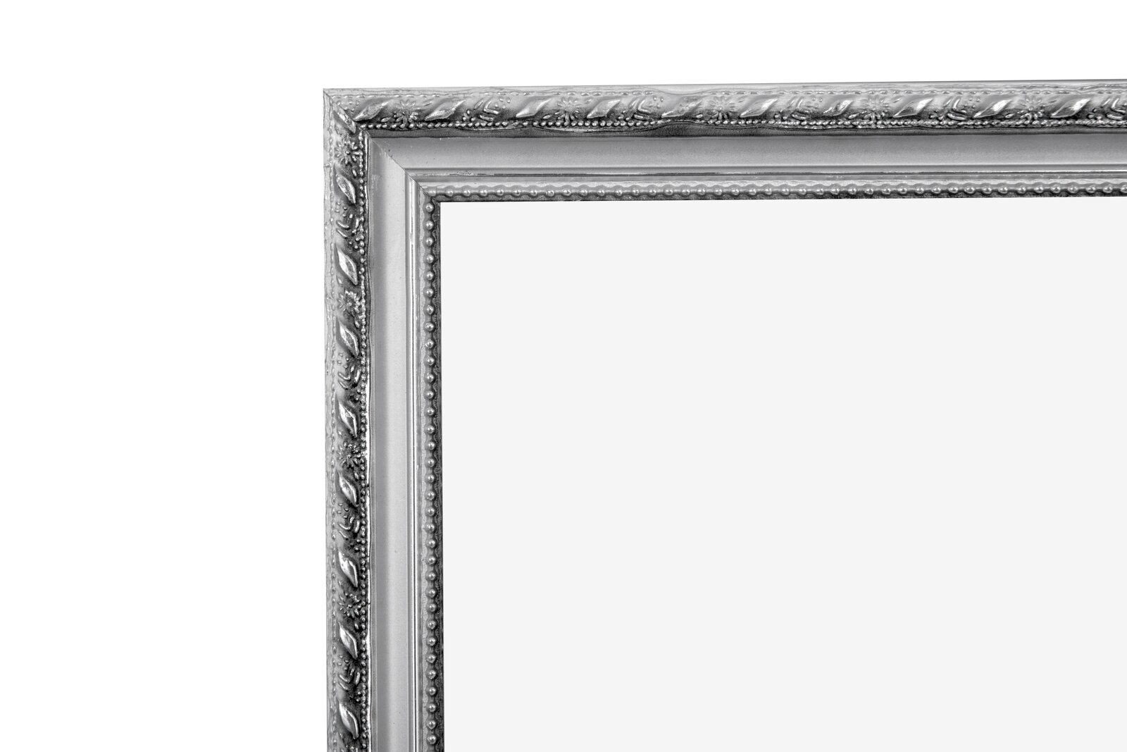 Detailansicht eines silbernen Spiegels mit verziertem Rahmen, Perspektive von oben links