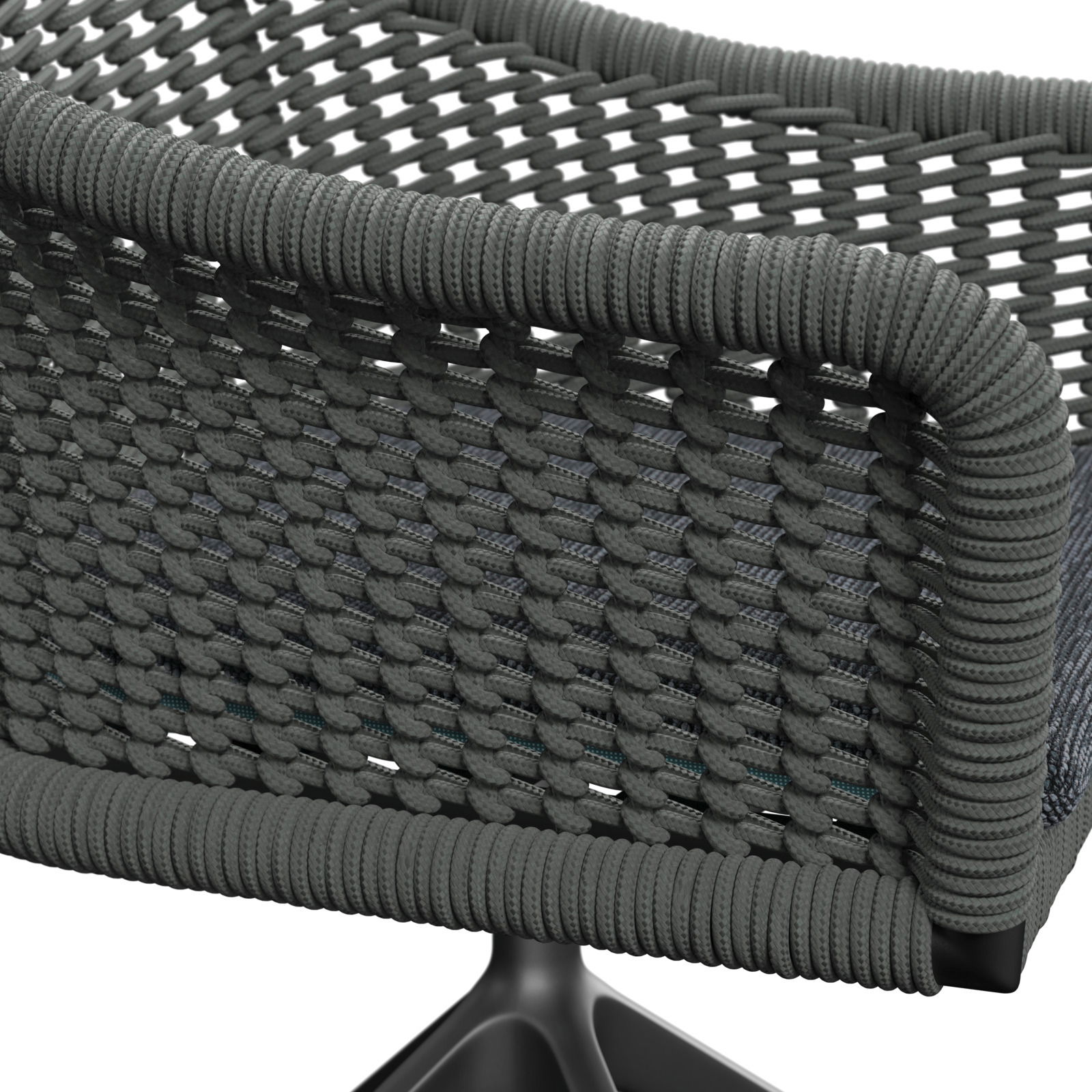 Rückansicht eines Armlehnstuhls mit geflochtenem Seilgeflecht in dunklem Grau.