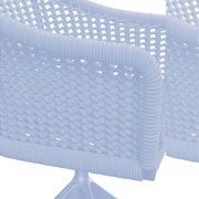 Rückansicht eines Armlehnstuhls mit geflochtenem Seilgeflecht in dunklem Grau.