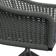 Rückansicht eines Armlehnstuhls mit geflochtenem Seilgeflecht in dunklem Grau.