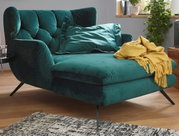 Grünes Longseat mit Kissen und gelber Decke, seitliche Perspektive