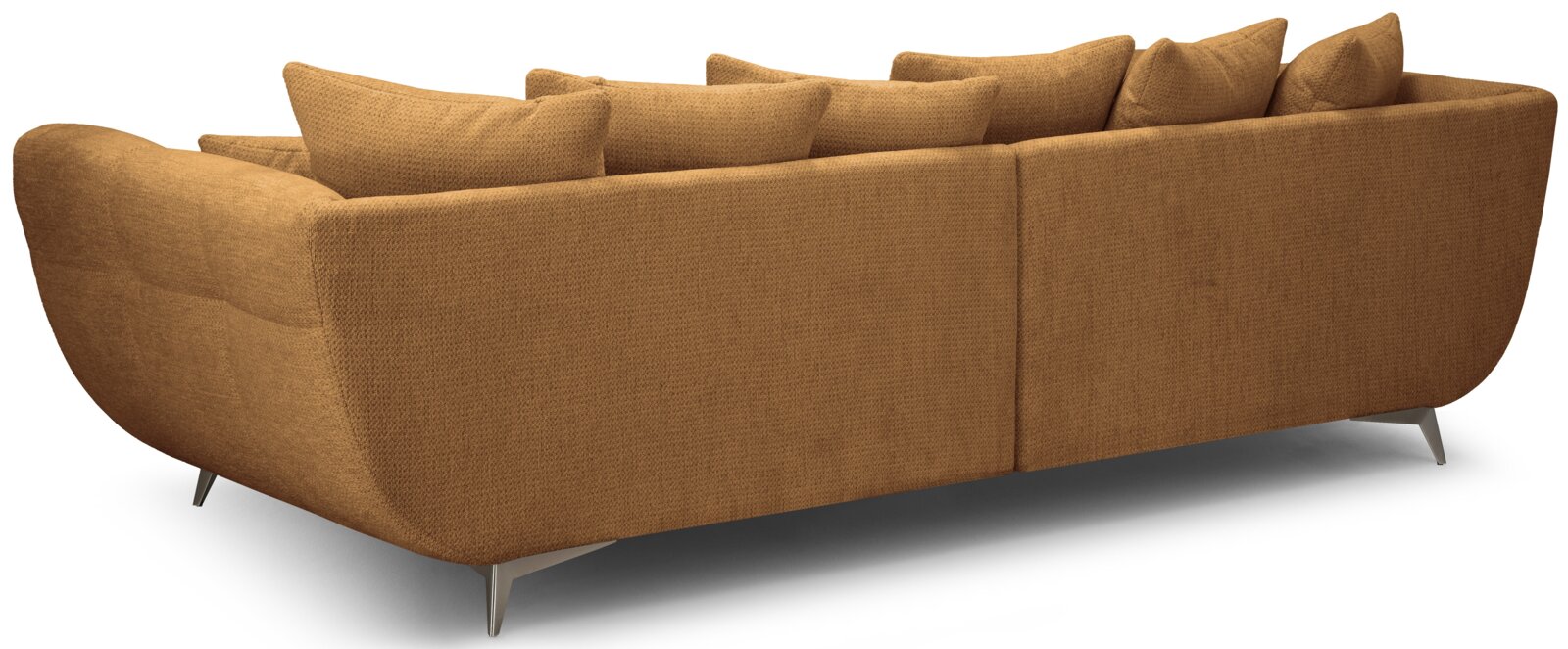 Großes, modern gepolstertes Ecksofa in warmem Ocker/Braun mit Stoffbezug, vielen Rückenkissen und schlanken Metallfüßen, Ansicht schräg von hinten/seitlich