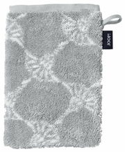 Grauer Waschhandschuh mit geometrischem Muster, von oben fotografiert, mit einer Schlaufe und einem Markenetikett an der Seite.