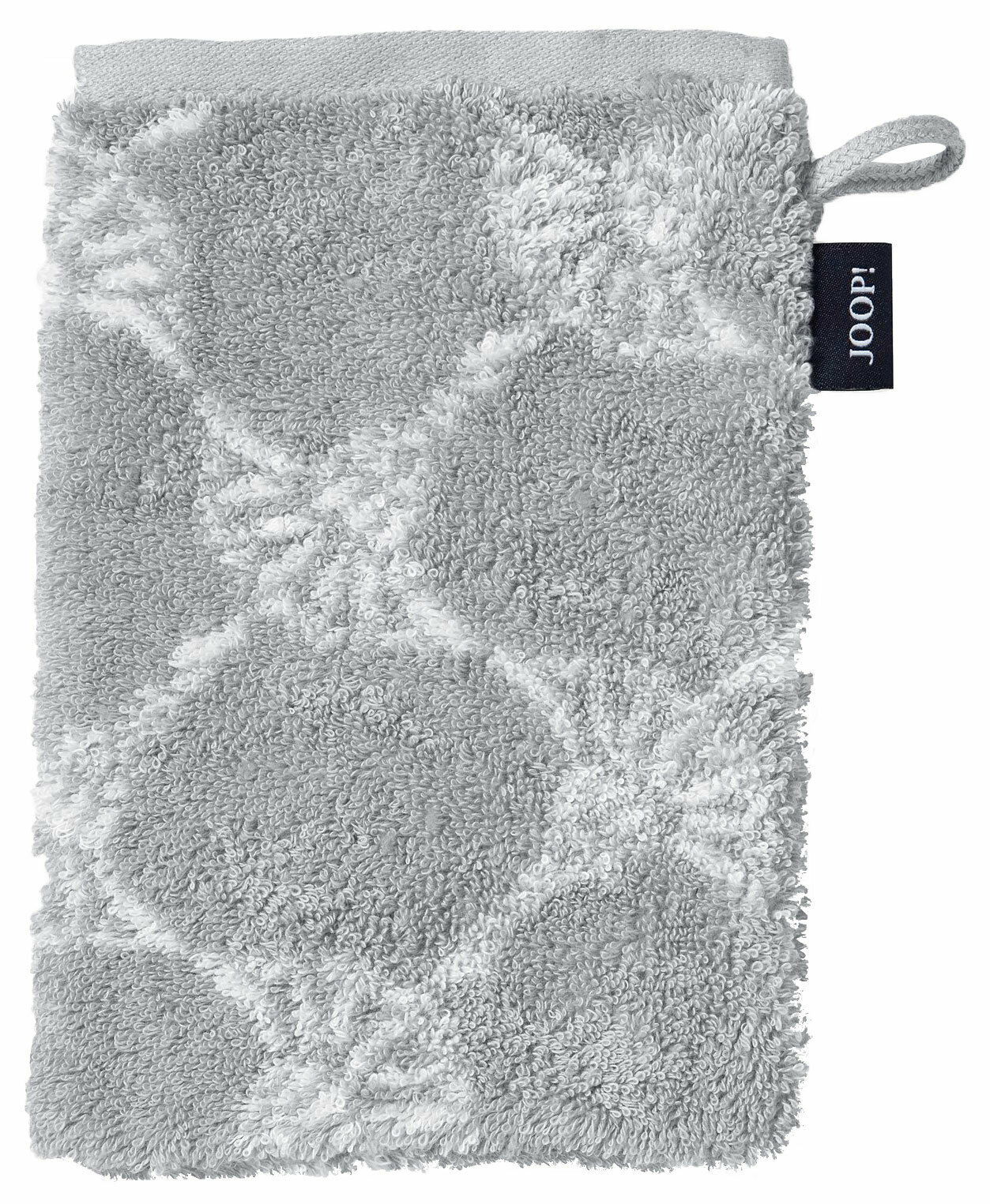 JOOP! Waschhandschuh CORNFLOWER CLASSIC Grauer Waschhandschuh mit geometrischem Muster, von oben fotografiert, mit einer Schlaufe und einem Markenetikett an der Seite.