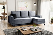 Modernes Schlafsofa in L-Form mit rechter Ausrichtung, in einem stilvollen Wohnzimmer mit Holzboden und großen Fenstern, seitliche Perspektive.