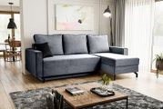 Modernes Schlafsofa in L-Form mit rechter Ausrichtung, in einem stilvollen Wohnzimmer mit Holzboden und großen Fenstern, seitliche Perspektive.