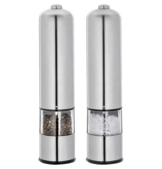 Cilio Elektr. Pfeffer- und Salzmühle BERGAMO Zwei elektrische Pfeffer- und Salzmühlen aus Edelstahl, frontal abgebildet. Links mit Pfefferkörnern, rechts mit grobem Salz gefüllt.