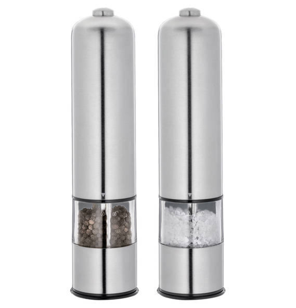 Zwei elektrische Pfeffer- und Salzmühlen aus Edelstahl, frontal abgebildet. Links mit Pfefferkörnern, rechts mit grobem Salz gefüllt.
