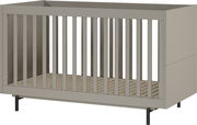 Modernes Babybett in neutralem Grau, seitliche Perspektive