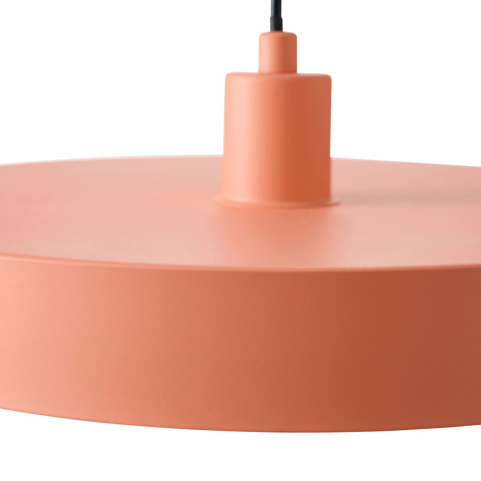 Nahaufnahme einer modernen, orangefarbenen Hängeleuchte aus seitlicher Perspektive.