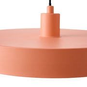 Nahaufnahme einer modernen, orangefarbenen Hängeleuchte aus seitlicher Perspektive.