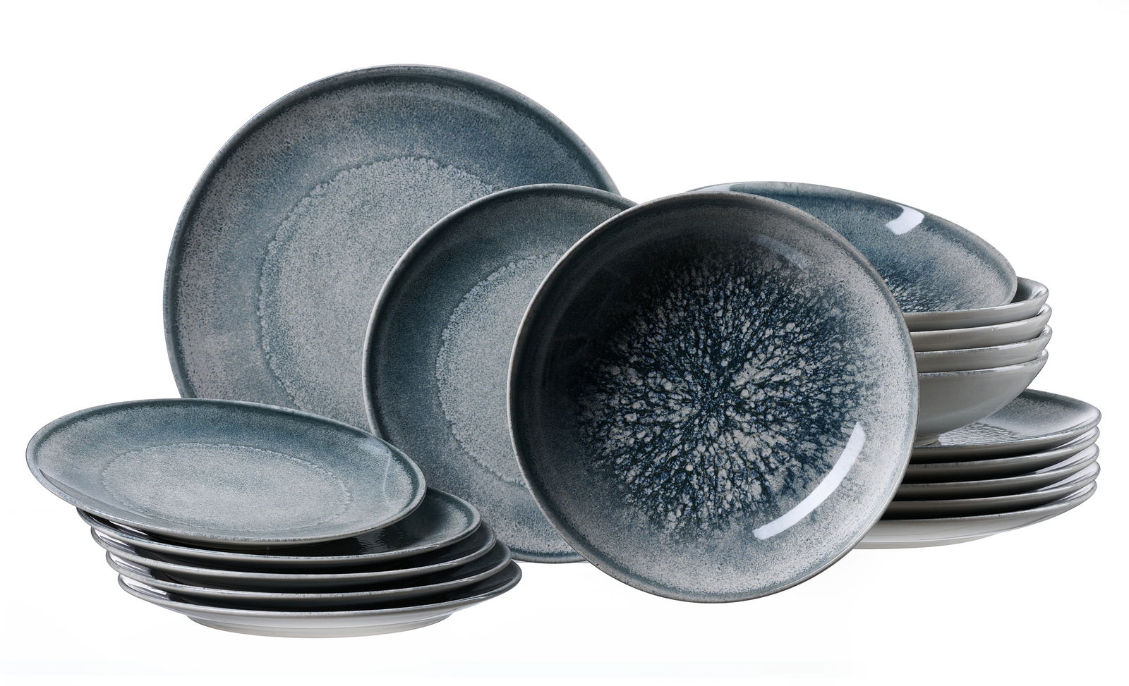 Ein 18-teiliges Tellerset in verschiedenen Größen mit einem blauen, gesprenkelten Design, aus einer leicht seitlichen Perspektive fotografiert.
