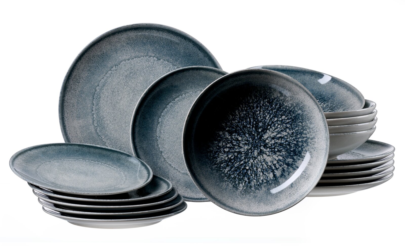 Ein 18-teiliges Tellerset in verschiedenen Größen mit einem blauen, gesprenkelten Design, aus einer leicht seitlichen Perspektive fotografiert.