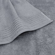 Nahaufnahme eines grauen Handtuchs mit dekorativen Streifen am Rand, Teil eines 8-teiligen Handtuchsets.