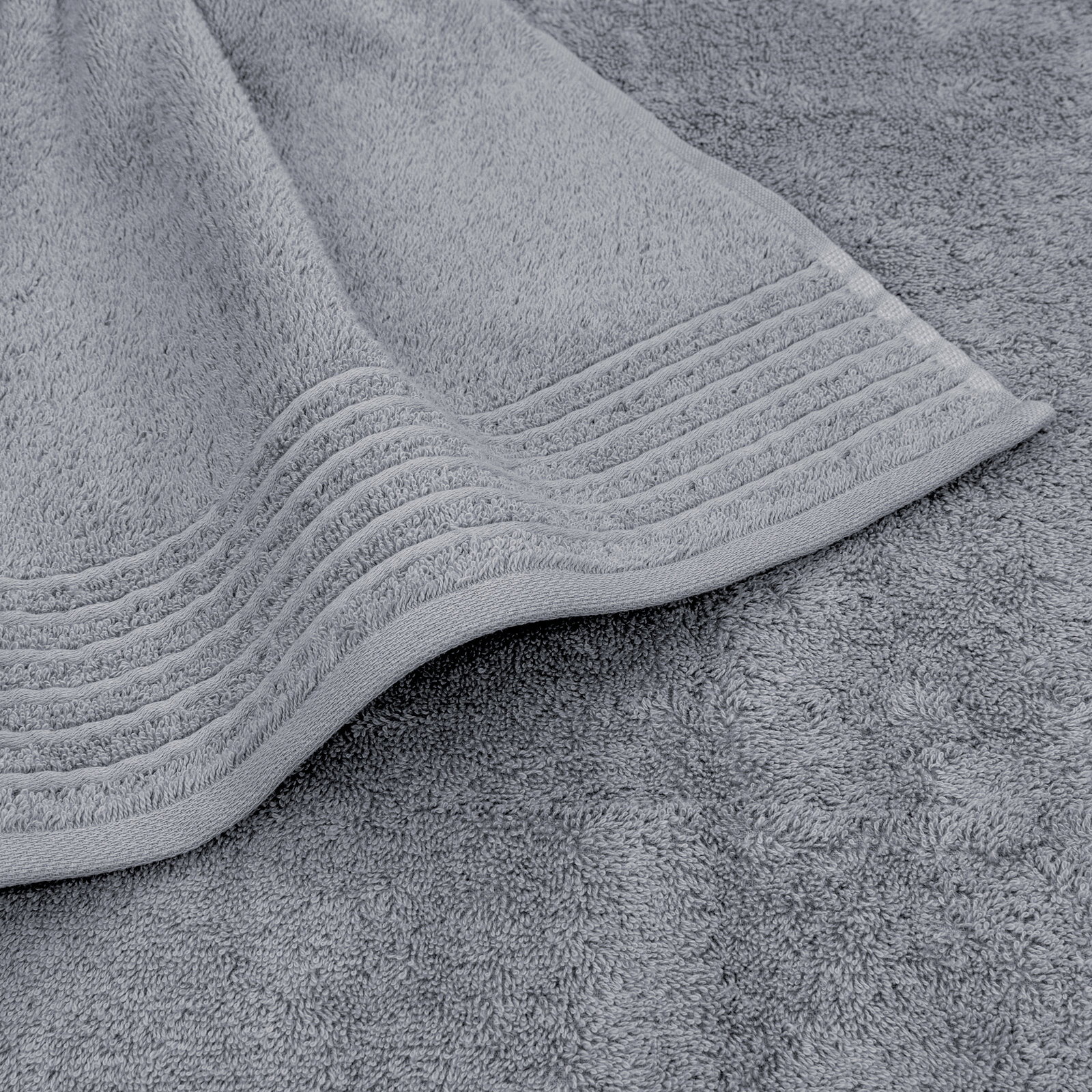 Nahaufnahme eines grauen Handtuchs mit dekorativen Streifen am Rand, Teil eines 8-teiligen Handtuchsets.