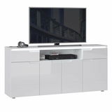 Weißes TV-Sideboard mit mehreren Schubladen und Fächern, darauf ein großer Flachbildfernseher und Kopfhörer, frontale Perspektive