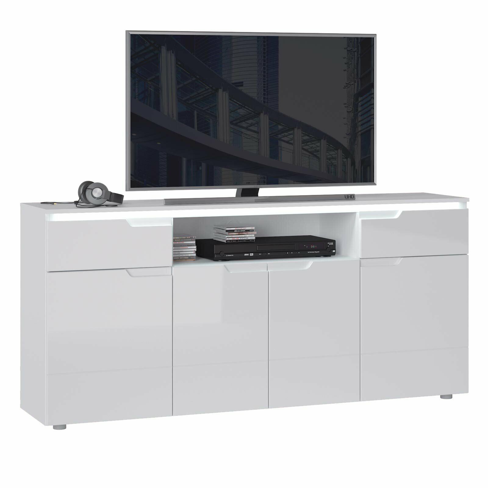 Weißes TV-Sideboard mit mehreren Schubladen und Fächern, darauf ein großer Flachbildfernseher und Kopfhörer, frontale Perspektive