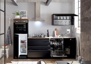 Moderne Küchenzeile mit schwarzem Design, bestehend aus einem Backofen, Kühlschrank, Geschirrspüler und Hängeschränken, aus der Frontperspektive betrachtet.