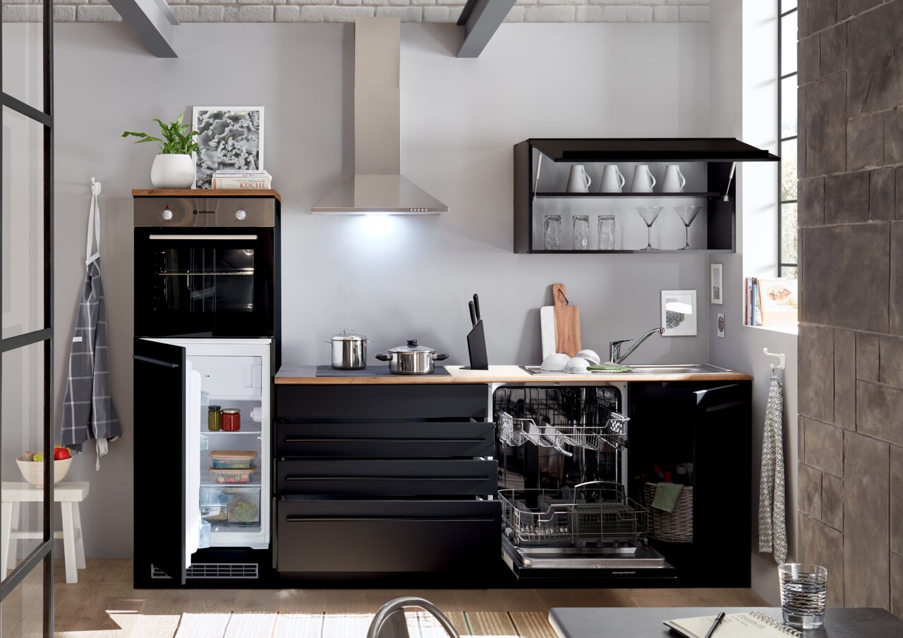 Moderne Küchenzeile mit schwarzem Design, bestehend aus einem Backofen, Kühlschrank, Geschirrspüler und Hängeschränken, aus der Frontperspektive betrachtet.