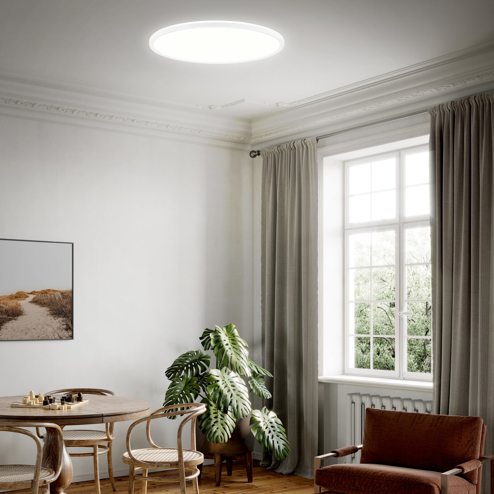 Moderne LED-Deckenleuchte in einem stilvollen Wohnzimmer, von unten betrachtet.