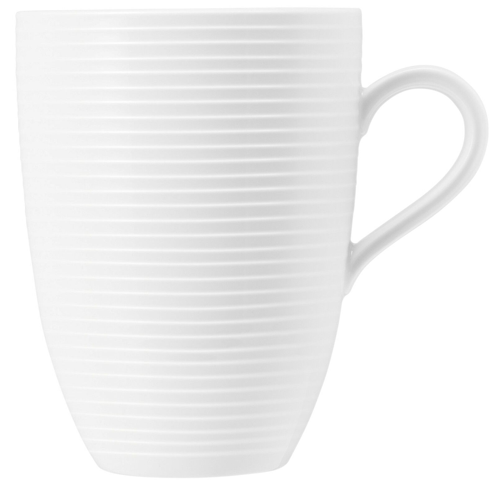 Weißer Becher mit Henkel und horizontalen Rillen, seitliche Perspektive