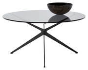 Runder Couchtisch mit Glasplatte und schwarzem Metallgestell, seitliche Perspektive, dekoriert mit einer Schale.