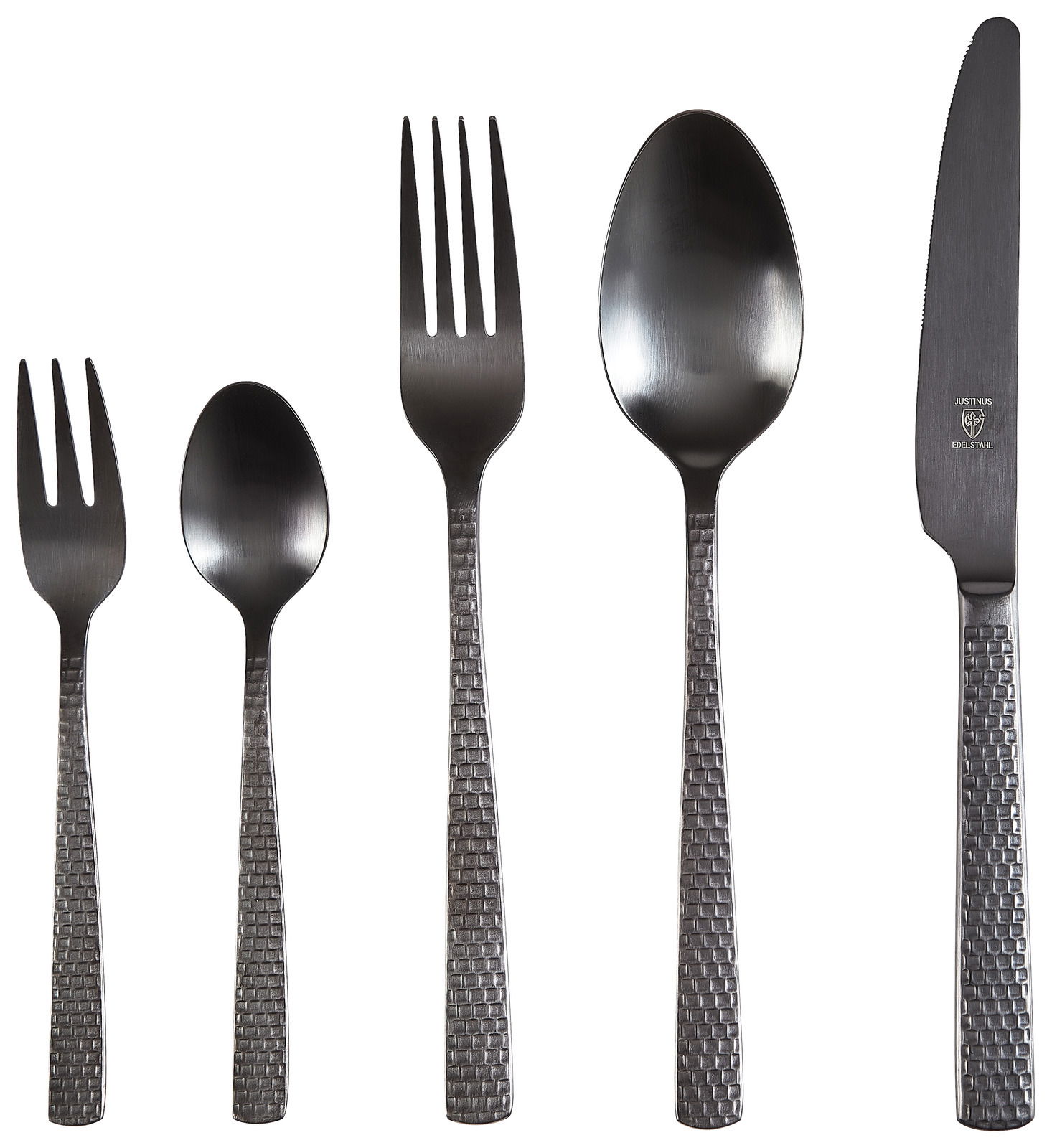 Set aus fünf Edelstahlbesteckteilen mit gehämmerter Oberfläche, bestehend aus Gabel, Messer, Esslöffel, Teelöffel und Kuchengabel, frontal abgebildet.