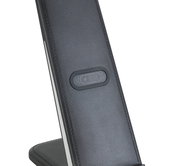 Nahaufnahme einer LED-Schreibtischleuchte mit Touch-Bedienfeld auf der Vorderseite.