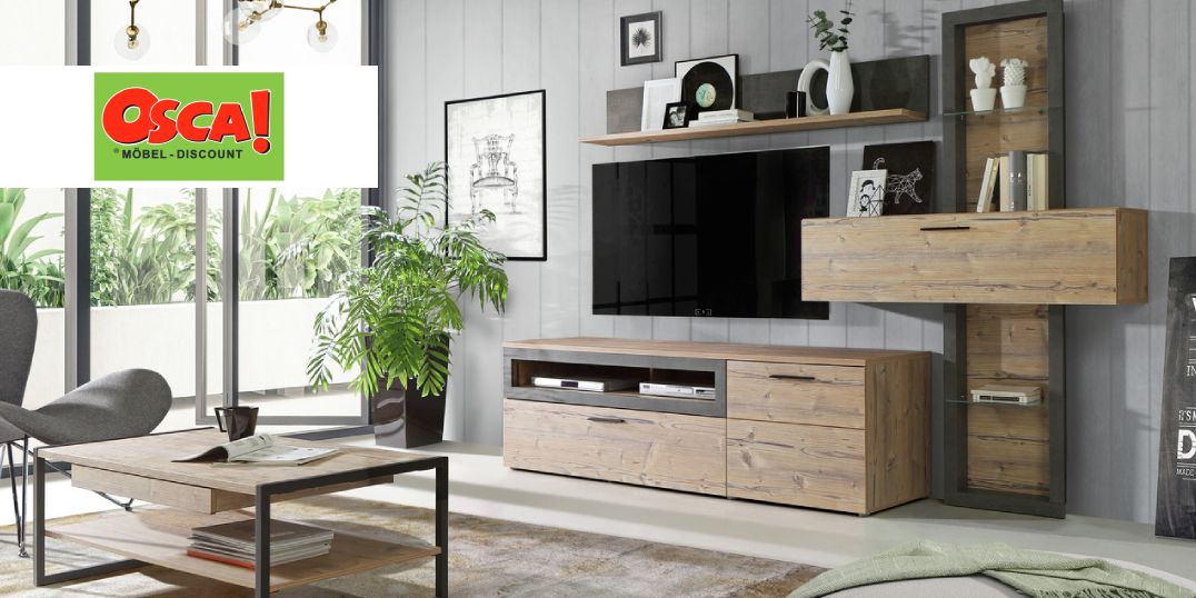 Ein helles Wohnzimmer mit einem hölzernen Fernsehelement, Regalen, einem Couchtisch und einem grauen Stuhl.