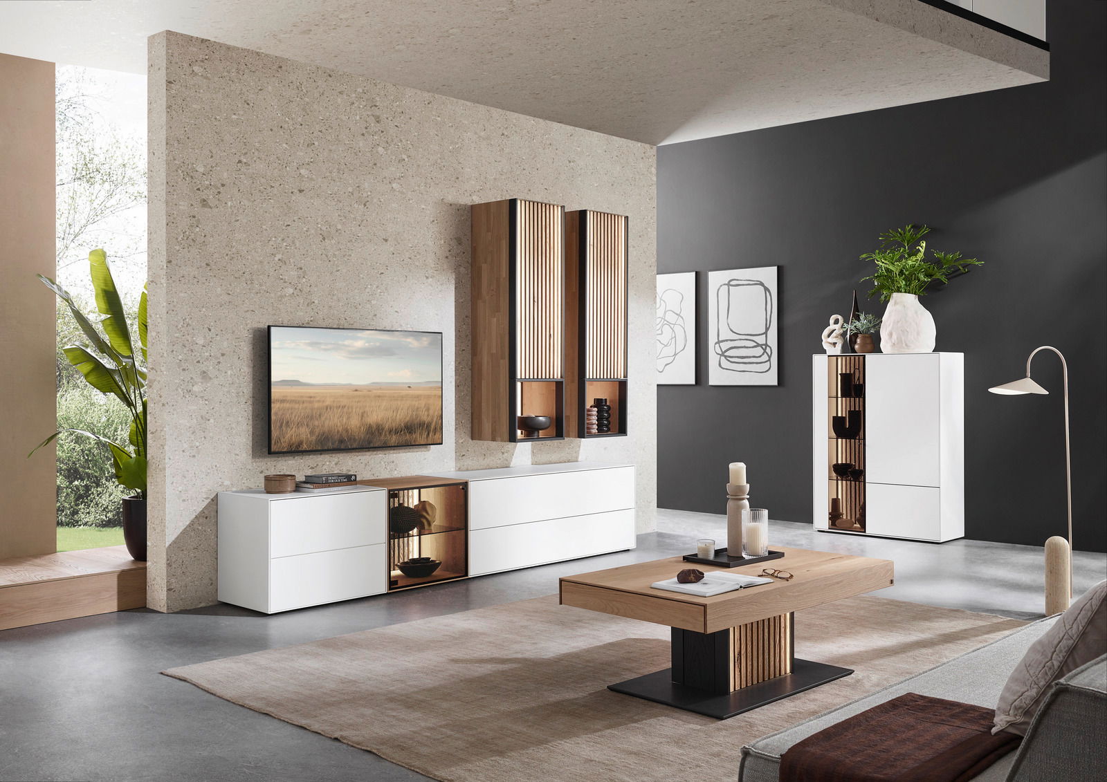 Moderner Couchtisch aus Holz mit schwarzem Sockel, in einem stilvollen Wohnzimmer mit minimalistischer Einrichtung, seitliche Perspektive.