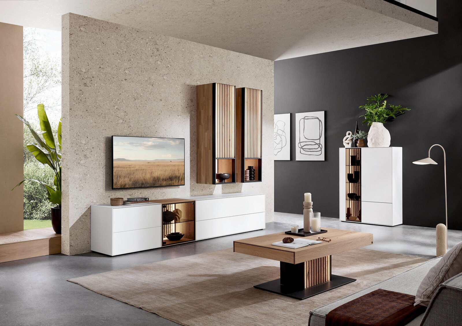 Johann Jakob Couchtisch LUCIANO Moderner Couchtisch aus Holz mit schwarzem Sockel, in einem stilvollen Wohnzimmer mit minimalistischer Einrichtung, seitliche Perspektive.