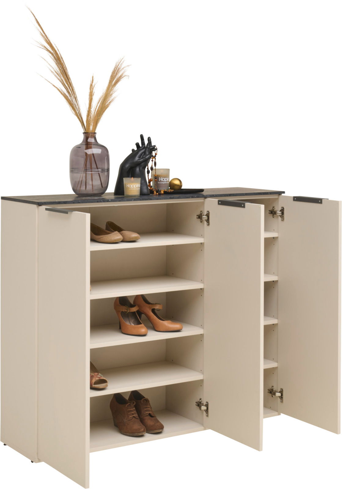 Schuhschrank mit offenen Türen, gefüllt mit Schuhen, dekoriert mit einer Vase und Accessoires auf der Oberseite, Frontalansicht.