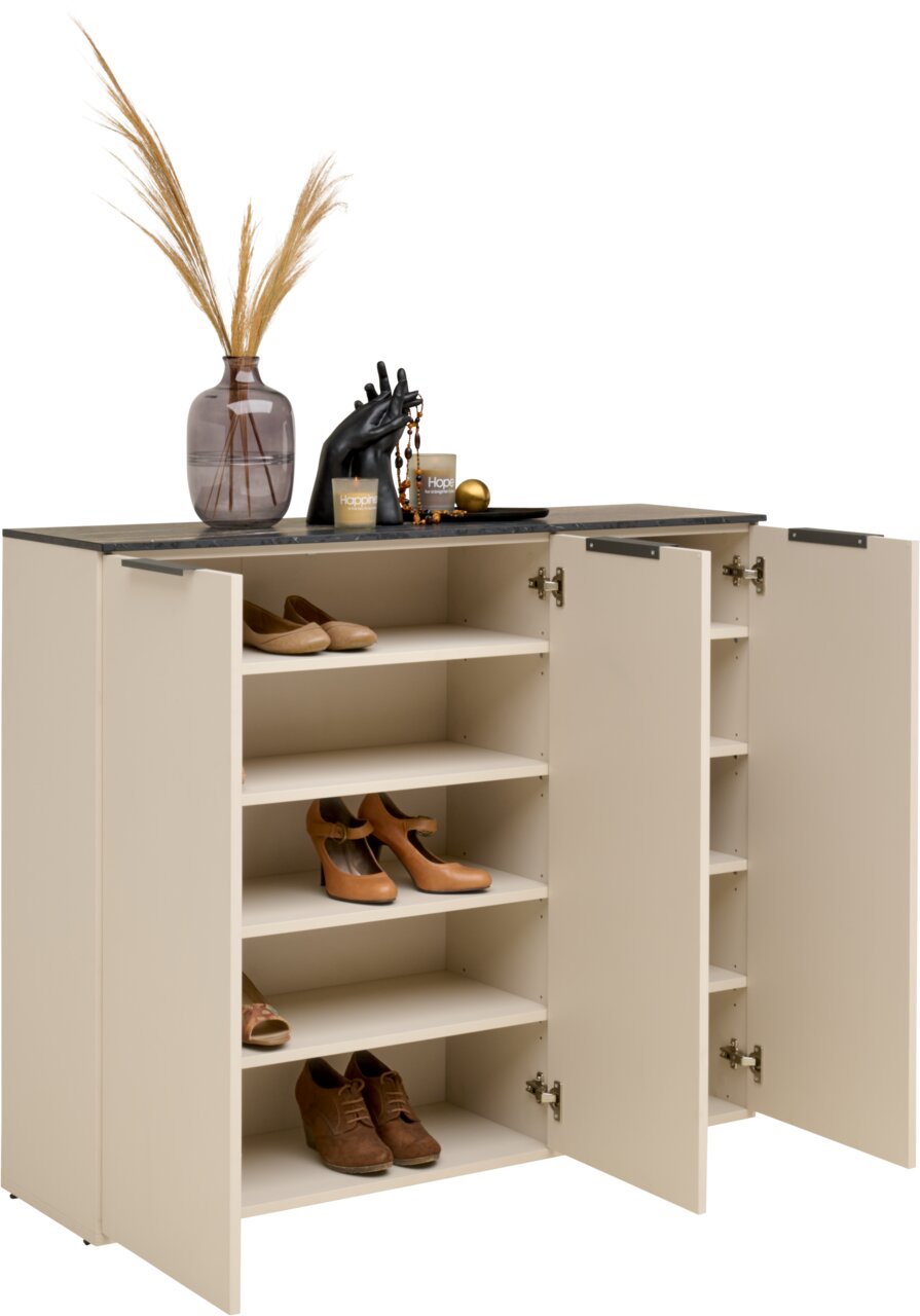 Schuhschrank mit offenen Türen, gefüllt mit Schuhen, dekoriert mit einer Vase und Accessoires auf der Oberseite, Frontalansicht.