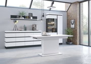 Moderner Wohnbereich mit Esstisch im Vordergrund, Sideboard und Vitrine im Hintergrund, seitliche Perspektive.
