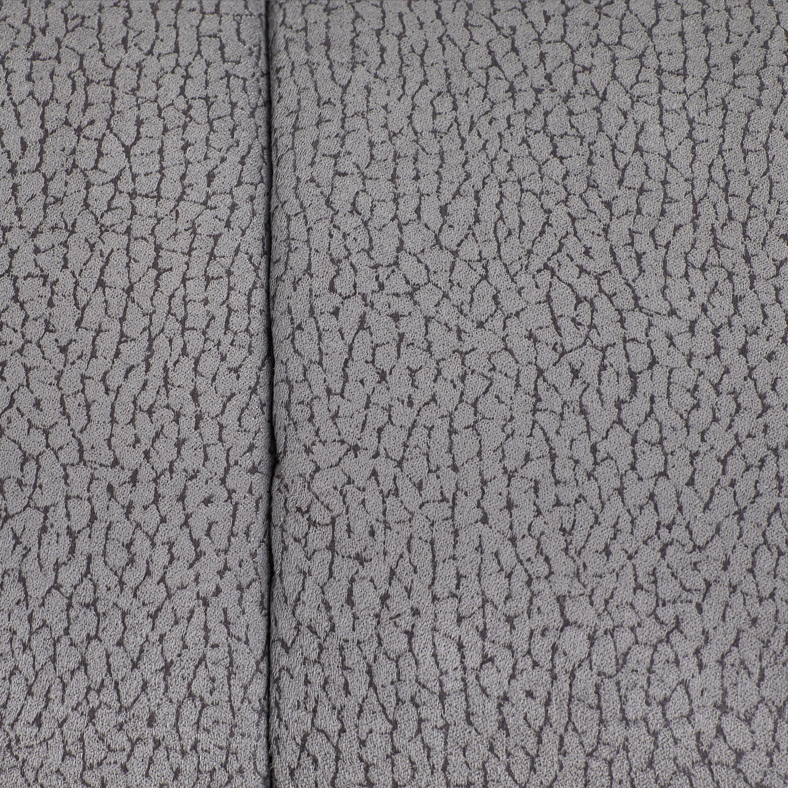 Nahaufnahme der grauen, strukturierten Oberfläche eines Chefsessels.