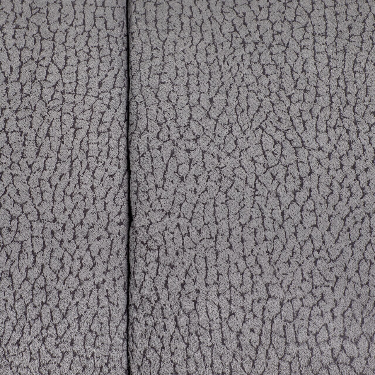 Nahaufnahme der grauen, strukturierten Oberfläche eines Chefsessels.