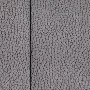 Nahaufnahme der grauen, strukturierten Oberfläche eines Chefsessels.