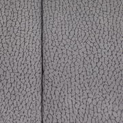 Nahaufnahme der grauen, strukturierten Oberfläche eines Chefsessels.