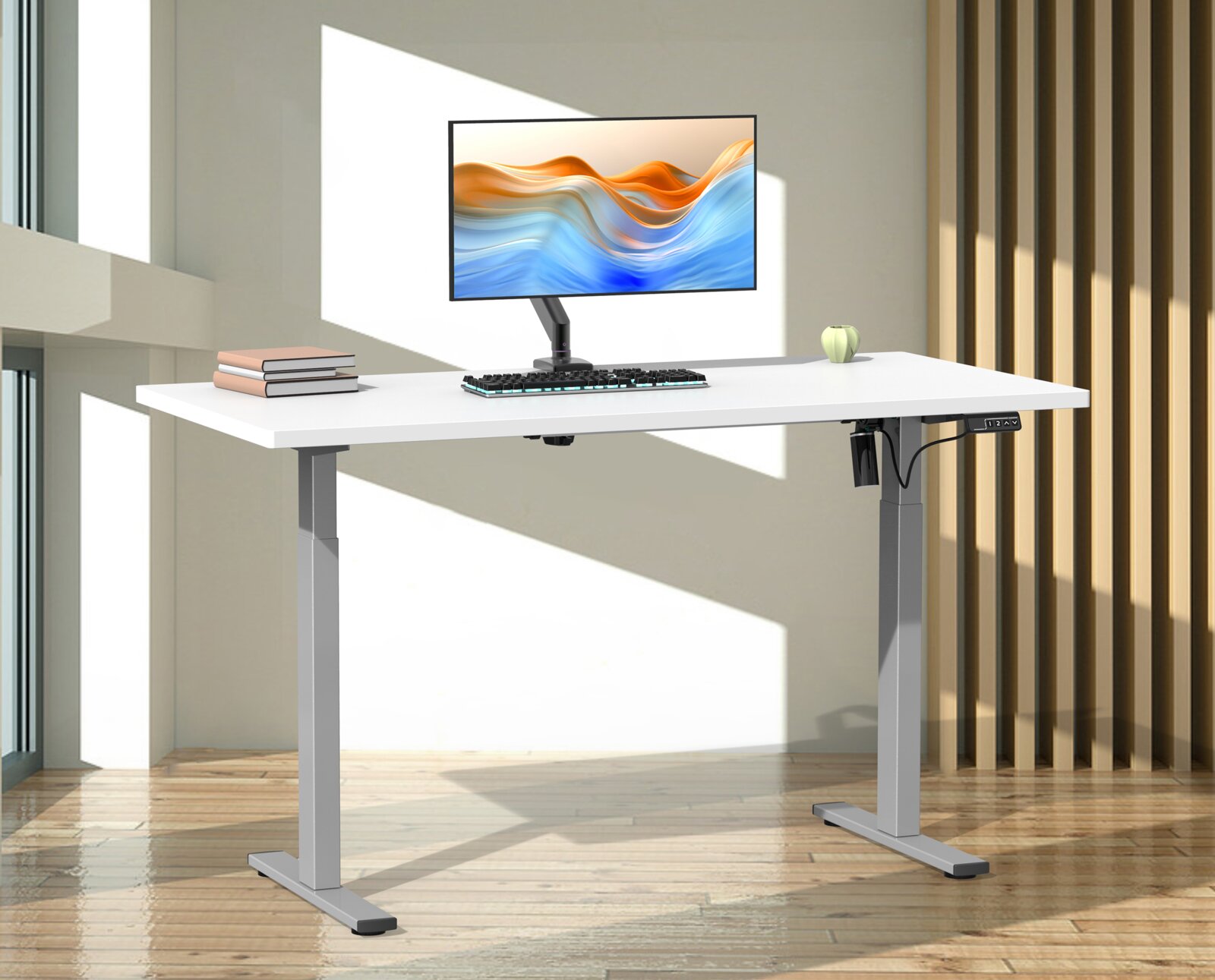 Weißer elektrisch höhenverstellbarer Schreibtisch mit grauem T-Fußgestell und Bedienpanel an der rechten Seite, frontal in leichter Seitenperspektive im hellen Büro gezeigt; darauf Monitor, Tastatur und Bücher.