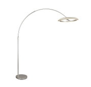 Moderne LED-Bogenleuchte in seitlicher Perspektive mit schlankem, gebogenem Design und rundem Lampenschirm.