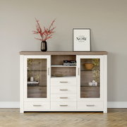Frontale Ansicht eines modernen Highboards mit Glasvitrinen, Schubladen und dekorativen Elementen auf der Oberseite.