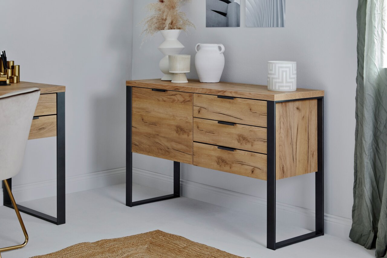 Modernes Sideboard aus Holz mit schwarzem Metallrahmen, seitliche Perspektive